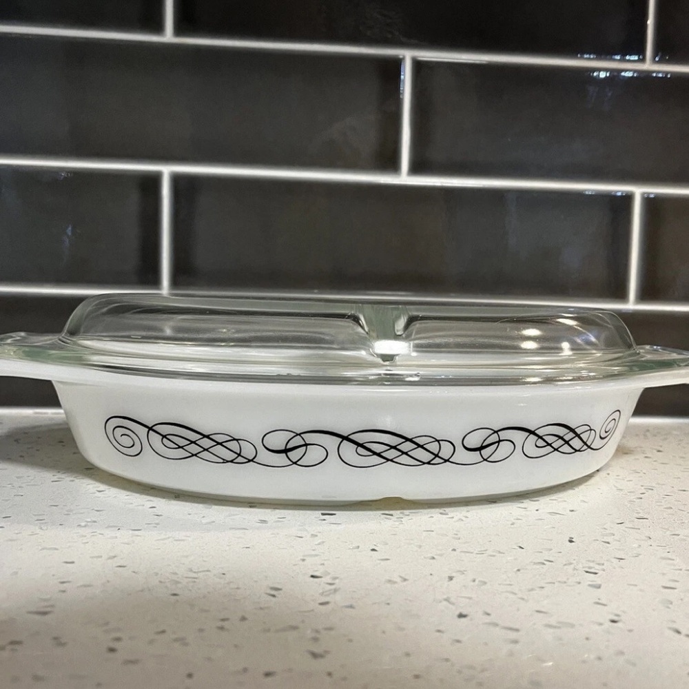 Vintage Pyrex Black Scroll 1 1/2 Quart Divided Casserole Dish & Lid Great Cond.